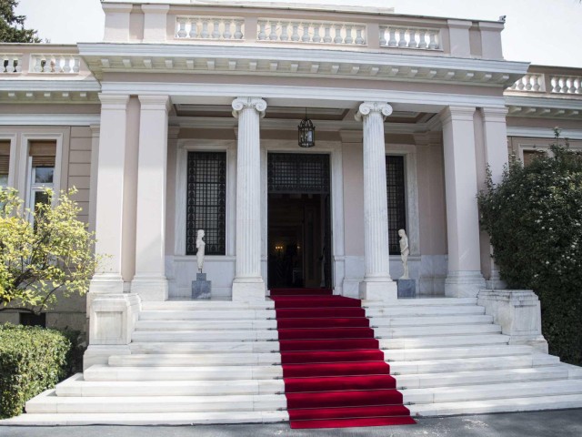 Κάνουν πάρτι στο Μαξίμου καθώς ξεφορτώθηκαν το πιο τοξικό στοιχείο της τελευταίας τετραετίας, που «έβαζε λόγια», έπαιζε προσωπικά παιχνίδια και εξυπηρετούσε ημέτερους (και επιχειρηματίες)!