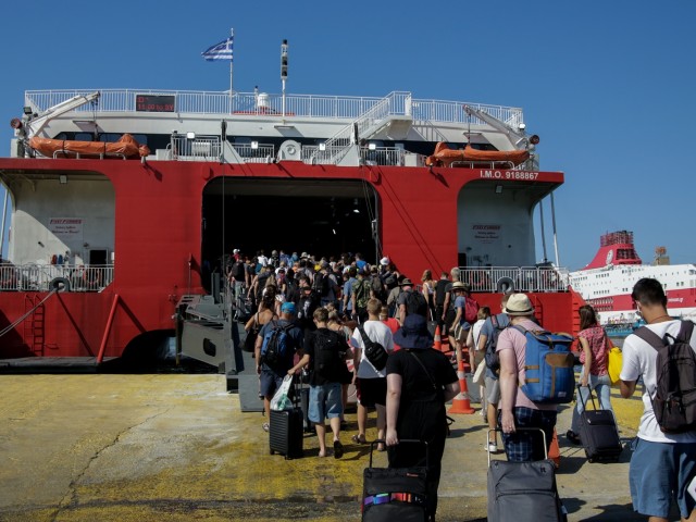 Όλα στο βωμό της επικοινωνίας για την κυβέρνηση – Οι σκερτζόζικες παραστάσεις και οι δονκιχωτισμοί που λίγους πείθουν και πολλούς διασκεδάζουν – Από τους τσαμπουκάδες κατά των ακτοπλόων περάσαμε στα παρακάλια