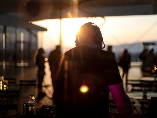 Sunset DJ Sets by METAXA   κάθε Τετάρτη στις 20.00 στο ΚΠΙΣΝ   9 Ιουλίου – 10 Σεπτεμβρίου
