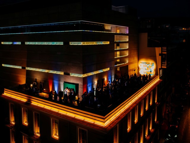 Ένα νέο πορτραίτο του Βασίλη και της Ελίζας Γουλανδρή στην Ταράτσα του Νεοκλασικού Κτηρίου του Ιδρύματος Β&Ε Γουλανδρή στην Αθήνα