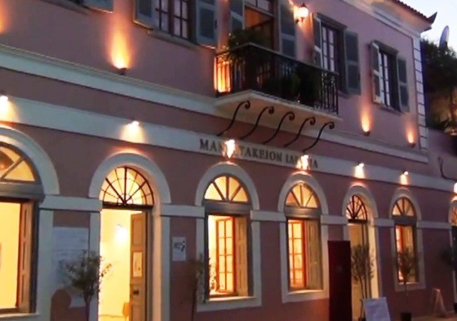 Το Μανιατάκειον Ίδρυμα φιλοξενεί, από 2 έως 13 Αυγούστου 2025 στην Αίθουσα Ταρσούλη στην Κορώνη, την έκθεση φωτογραφίας της Τζένης Λυκουρέζου και του Ανδρέα Ζαχαράτου, “Καλαβρία Μάνη, Εγγύς Κόσμος”