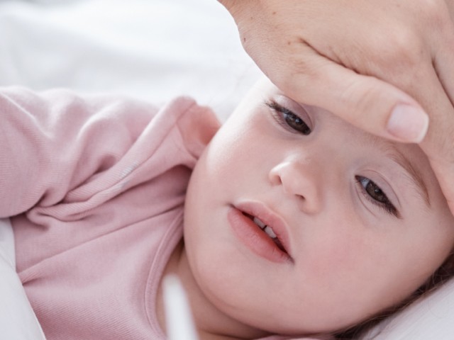 Πυρετικοί σπασμοί στα παιδιά: Τι πρέπει να γνωρίζουν οι γονείς