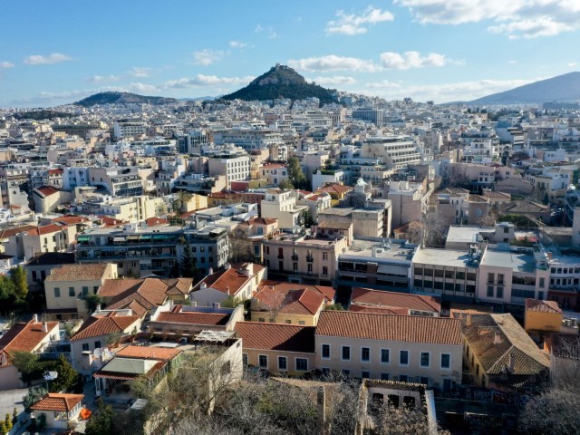 Επιβράδυναν οι αγοραπωλησίες ακινήτων τον Απρίλιο, αυξάνονται οι γονικές παροχές