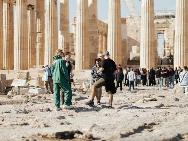 Τουρισμός: Διψήφια άνοδος σε αφίξεις και έσοδα το πρώτο πεντάμηνο
