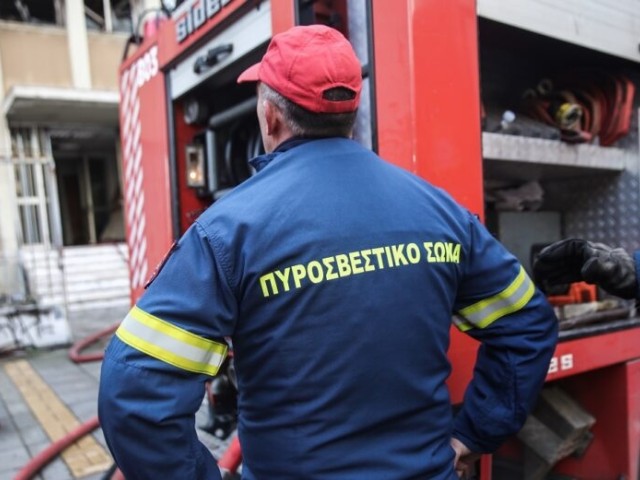 Φωτιά σε διαμέρισμα στη Θεσσαλονίκη, τραυματίστηκε 30χρονη: «Ακούσαμε δυνατό θόρυβο σαν έκρηξη»