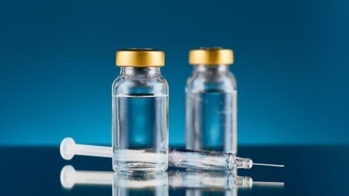 Δεν συνδέεται με θανάτους το εμβόλιο των Pfizer/BioNTech