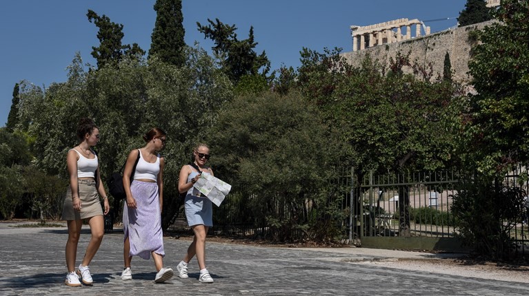 ΙΝΣΕΤΕ: «Βουτιά» 76,5% στις τουριστικές αφίξεις στην Ελλάδα