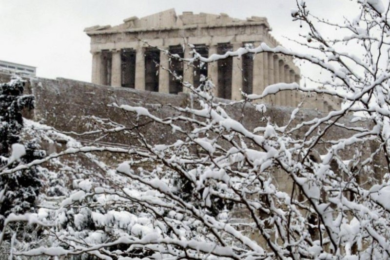 Κακοκαιρία «Μήδεια»: Στο κέντρο της Αθήνας κατεβαίνουν τα χιόνια