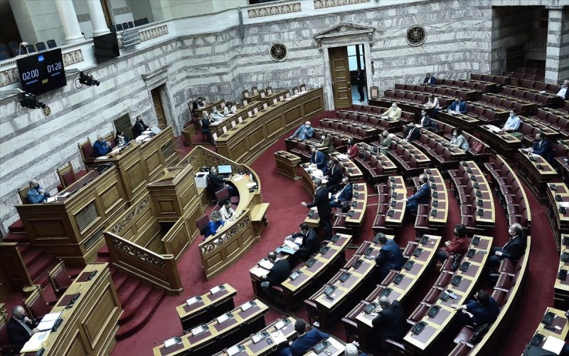 Βουλή: Κόντρα για τα μέτρα στήριξης επιχειρήσεων και εργαζομένων