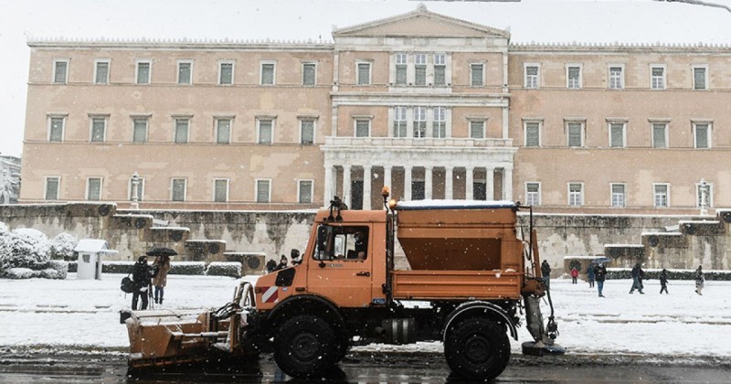 Με 37 εκχιονιστικά αποκαθίσταται σταδιακά η κυκλοφορία σε δρόμους της Αθήνας