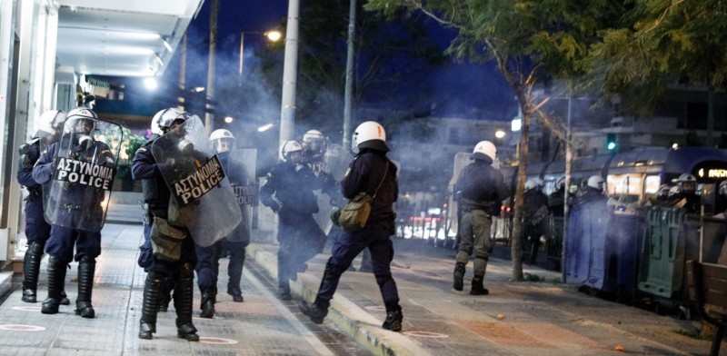 Επεισόδια N. Σμύρνη: 5 τραυματίες αστυνομικοί, 16 συλλήψεις και 11 προσαγωγές