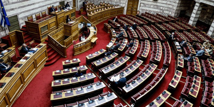 Βουλή: Τα κόμματα καταδικάζουν την επίθεση κατά του αστυνομικού στη Ν. Σμύρνη