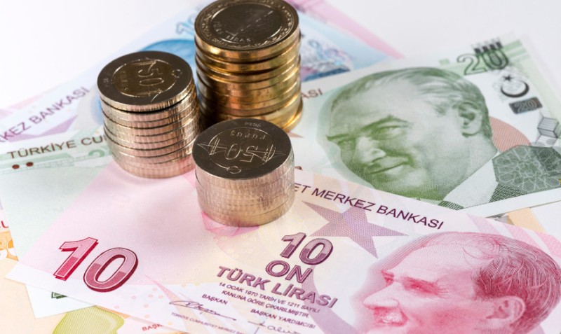 Τουρκία: Κλονίστηκε η αξιοπιστία της Κεντρικής Τράπεζας, «βουτιά» 15% για τη λίρα