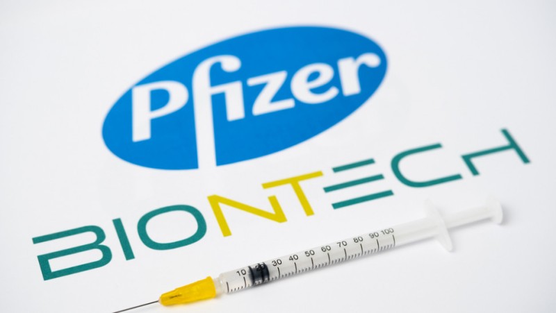 Pfizer και BioNTech θα υπερβούν κατά 20% τον στόχο  των 2 δισ. εμβολίων
