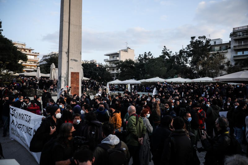 (upd) Εκτεταμένα επεισόδια στη Νέα Σμύρνη - Σοβαρά τραυματισμένος αστυνομικός