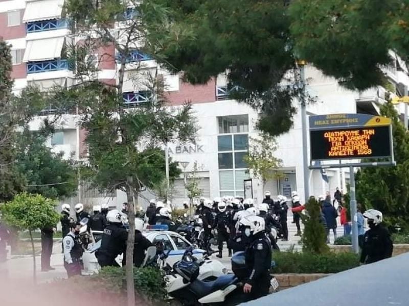 Επεισόδια στη Νέα Σμύρνη - Αστυνομική βία και προσαγωγές