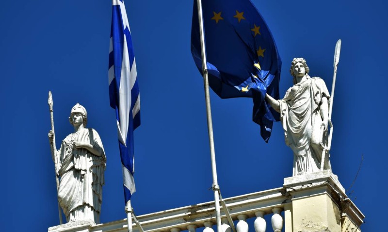 Fitch: Το ελληνικό χρέος παραμένει βιώσιμο παρά την πανδημία