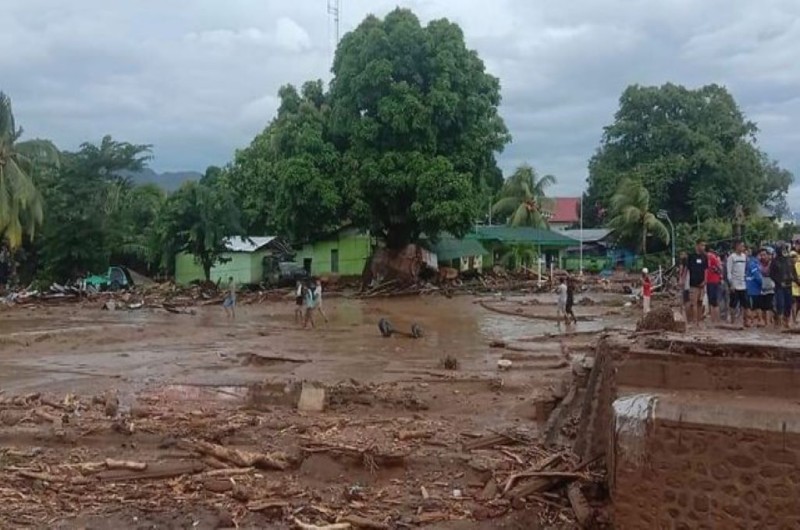 Ινδονησία: Τουλάχιστον 44 νεκροί από πλημμύρες και κατολισθήσεις