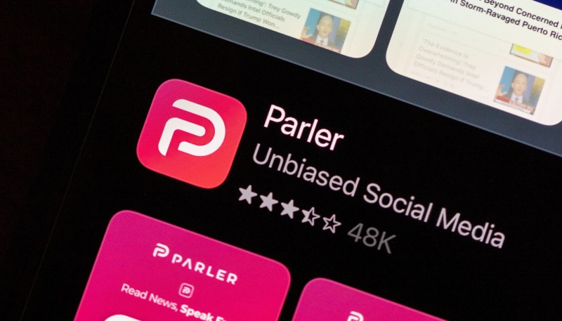 Η Apple σχεδιάζει να επαναφέρει το Parler στο Appstore