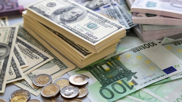 Μικρή πτώση για το ευρώ έναντι του δολαρίου
