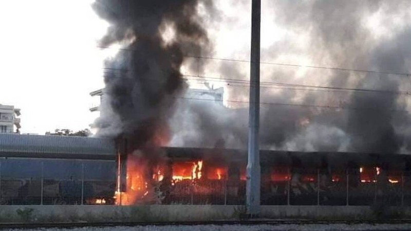Θεσ/νίκη: Φωτιά σε εγκαταλελειμμένα βαγόνια του ΟΣΕ