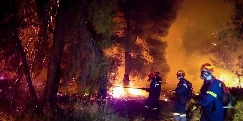 Πυρκαγιά Σχίνου : Μάχη με τις φλόγες για δεύτερη ημέρα