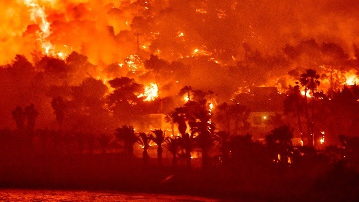 Μάχη με τις φλόγες στον Σχίνο Λουτρακίου