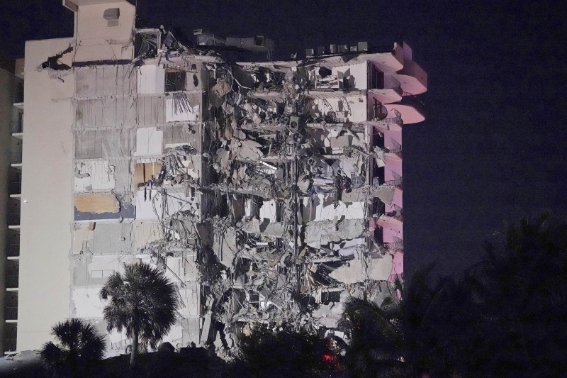 Κτίριο κατοικιών κατέρρευσε μερικώς στο Μαϊάμι