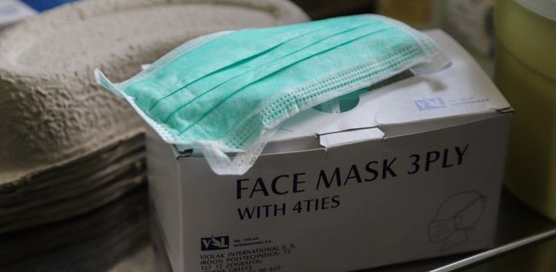 Οι χειρουργικές μάσκες προστατεύουν καλά, οι πλαστικές προσωπίδες καθόλου