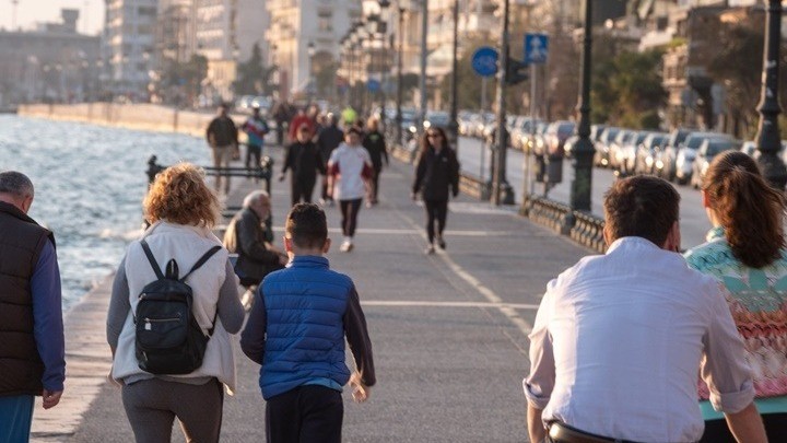 Χωρίς μάσκα από σήμερα σε εξωτερικούς χώρους