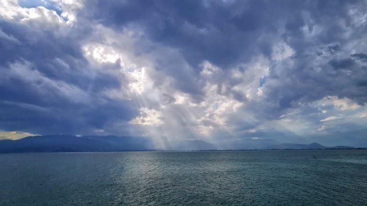 Τοπικές βροχές και σποραδικές καταιγίδες σήμερα