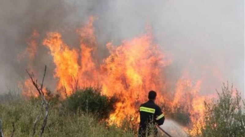 Σάμος: Εκκενώνονται κατοικίες και ξενοδοχεία λόγω πυρκαγιάς στην περιοχή Βουρλιώτες
