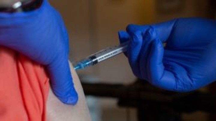 Ανοίγει σήμερα η πλατφόρμα για κατ' οίκον εμβολιασμό