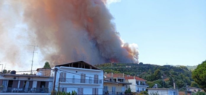 Πύρινη κόλαση στην Αχαΐα: Κάηκαν σπίτια στη Ζήρεια 