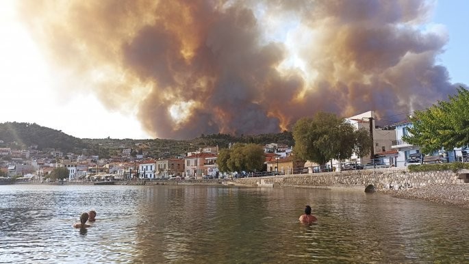 Πύρινος εφιάλτης στη Λίμνη Ευβοίας, κάηκαν οικισμοί