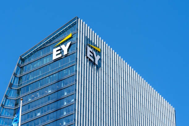 EY: Ιστορικά υψηλή επίδοση της Ελλάδας στον δείκτη ΑΠΕ