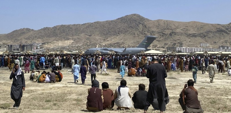 Αφγανιστάν: 10.000 άτομα στο αεροδρόμιο της Καμπούλ αναμένουν να φύγουν από τη χώρα