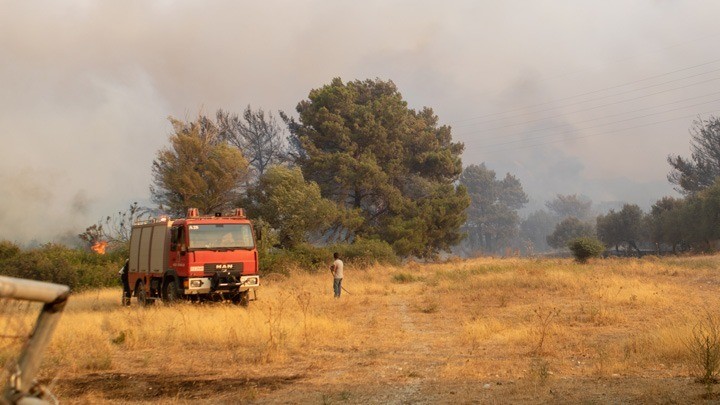 Ρόδος: Συνεχίζεται η μάχη για την κατάσβεση της πυρκαγιάς