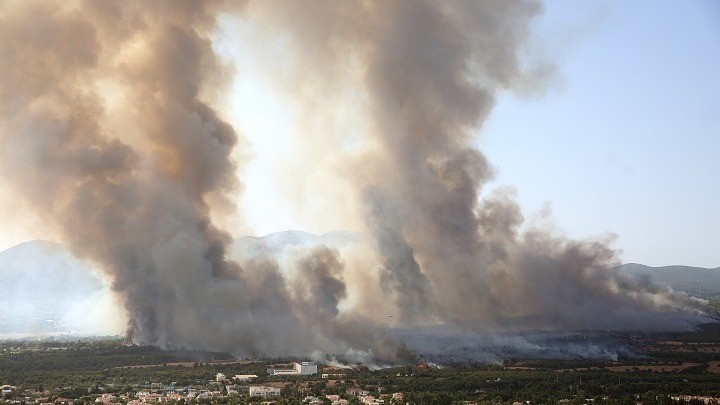 Ανεξέλεγκτη η φωτιά στη Βαρυμπόμπη