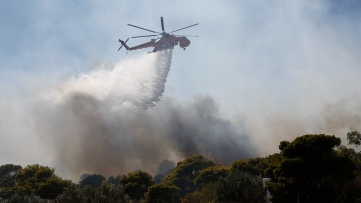 Φωτιά στα Βίλια: εκκενώθηκαν 5 οικισμοί και γηροκομείο