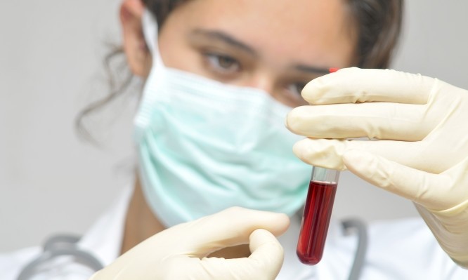Νέο τεστ αίματος αυτο-αντισωμάτων προβλέπει την πιθανότητα σοβαρής Covid-19