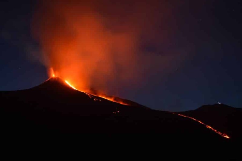 Αίτνα: Λάβα και καπνός άρχισε να βγαίνει από τον κρατήρα