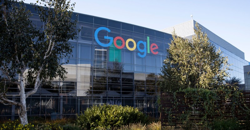 Από το 2022 επιστρέφουν οι εργαζόμενοι στα γραφεία της Google