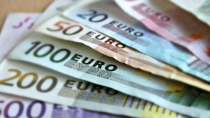 Υπ. Εργασίας: Μοιράζει  €63,5 εκατ. σε 50.000 δικαιούχους