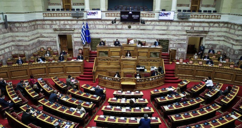 Βουλή: Υπερψηφίστηκε ο νόμος για το 