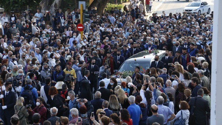 Σε λαϊκό προσκύνημα η σορός του Μίκη Θεοδωράκη στα Χανιά