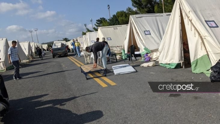 Αρκαλοχώρι: Οικογένειες από τις σκηνές στο κλειστό γυμναστήριο και στο πολύκεντρο Ινίου