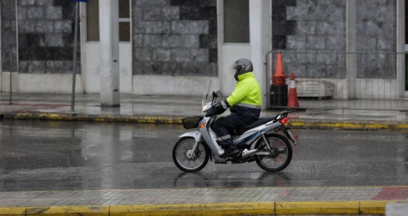 Υπουργείο Εργασίας: Οι επιχειρήσεις οφείλουν να προστατεύσουν τους διανομείς (ντελιβεράδες)