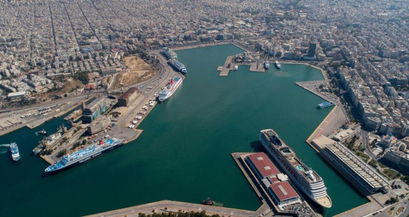 Εργασιακή ειρήνη στο λιμάνι του Πειραιά ζητούν 22 φορείς