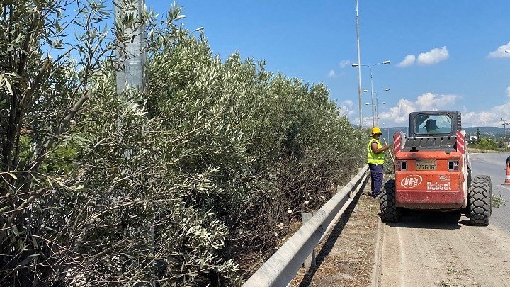 Εργασίες κοπής πρασίνου στην περιφερειακή οδό Θεσ/νίκης